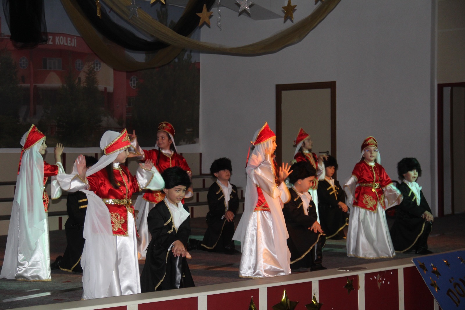 Okulumuzun hazırladığı yıl sonu programı renkli görüntülere sahne oldu. 